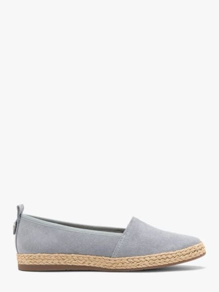 Niebieskie espadryle ze skóry welurowej. Niebieskie espadryle damskie Ryłko, bez wzorów, ze skóry, z okrągłym noskiem, bez obcasa, na płaskiej podeszwie, bez zapięcia. W wyprzedaży za 299.99 zł.