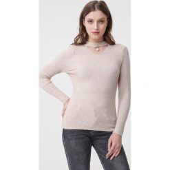 Jasnobeżowy Sweter Braylee. Brązowe swetry damskie Born2be, na jesień, s, bez wzorów, bez kołnierzyka, bez ramiączek, bez kaptura. Za 59.99 zł.