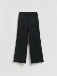 Spodnie w metaliczny prążek - czarny. Czarne spodnie materiałowe damskie Reserved, bez wzorów, z dzianiny. Za 149.99 zł.