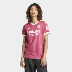 Koszulka z trzeciego zestawu Real Madryt 26/27. Czerwone t-shirty damskie Adidas, m, bez wzorów, z dzianiny, klasyczne, bez kołnierzyka. Za 439.00 zł.