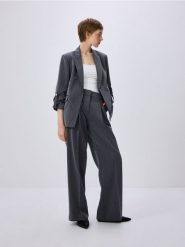 Marynarka z podwiniętymi rękawami - szary. Szare żakiety damskie Reserved, l, bez wzorów, z tkaniny. W wyprzedaży za 119.99 zł.