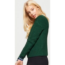 Sweter o drobnym splocie - Khaki. Swetry damskie marki Cropp. W wyprzedaży za 39.99 zł.