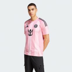 Koszulka Inter Miami CF 25/26 Home. Czerwone koszulki sportowe męskie Adidas, l, bez wzorów, z materiału, bez kołnierzyka, bez ramiączek, do piłki nożnej. Za 449.00 zł.
