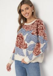 Jasnobeżowy Sweter o Pudełkowym Kroju w Abstrakcyjny Wzór Przeszyty Metaliczną Nicią Savrielle. Brązowe swetry damskie Born2be, bez wzorów, eleganckie, bez kołnierzyka, bez ramiączek, długie, bez kaptura. Za 169.99 zł.