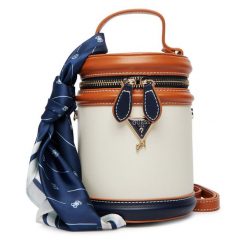 Torebka Guess. Brązowe torebki do ręki damskie Guess, z aplikacjami, klasyczne, bez dodatków. Za 299.99 zł.