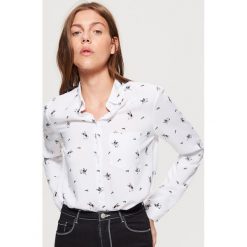 Klasyczna koszula z nadrukiem - Kremowy. Białe koszule damskie Cropp, z nadrukiem, klasyczne, z klasycznym kołnierzykiem. Za 49.99 zł.