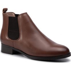 Sztyblety CLARKS - Netley Ella 261381305 Tan Leather. Brązowe kozaki damskie Clarks, z materiału, bez obcasa, na obcasie. W wyprzedaży za 229.00 zł.
