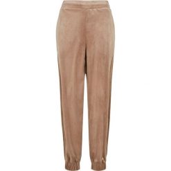 Damskie spodnie dresowe z wysokim stanem wykonane z weluru, o kroju z bufiastymi. Brązowe spodnie dresowe damskie Urban Classics, bez wzorów, z dresówki. Za 198.50 zł.