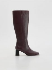 Skórzane kozaki na obcasie - mahoniowy. Brązowe kozaki damskie Reserved, ze skóry, bez obcasa, na obcasie. Za 499.99 zł.