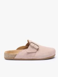 Beżowe welurowe mule z klamrą. Brązowe klapki damskie Ryłko, bez wzorów, ze skóry, bez obcasa. Za 399.99 zł.