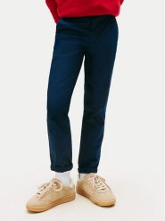 Tommy Hilfiger Chinosy 1985 KB0KB09638 D Granatowy Slim Fit. Niebieskie spodnie materiałowe dla chłopców Tommy Hilfiger, bez wzorów, z bawełny. Za 299.99 zł.