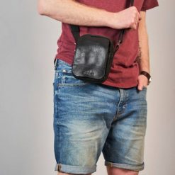 Saszetka Nerka na Ramię Brødrene BL04 Czarny. Czarne saszetki męskie bez wzorów, ze skóry, na ramię. Za 114.99 zł.