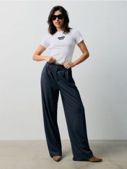 Spodnie wide leg w paski z wiskozą - granatowy. Niebieskie spodnie materiałowe damskie Sinsay, l, bez wzorów, z wiskozy. Za 59.99 zł.