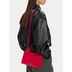 Torebka JENNY. Czerwone torebki do ręki damskie Jenny, bez wzorów, klasyczne, bez dodatków. Za 109.99 zł.