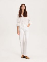 Bluzka z wiskozy - złamana biel. Bluzki damskie Reserved, l, bez wzorów, z tkaniny, bez kołnierzyka, bez ramiączek. W wyprzedaży za 39.99 zł.