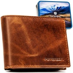 Jasnobrązowy portfel męski ze skóry naturalnej bez zapięcia zewnętrznego - Peterson. Brązowe portfele męskie Peterson, bez wzorów, ze skóry. Za 59.99 zł.