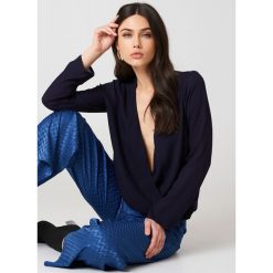 NA-KD Bluzka z wiązaniem kopertowym z przodu - Blue. Bluzki damskie marki NA-KD. Za 60.95 zł.