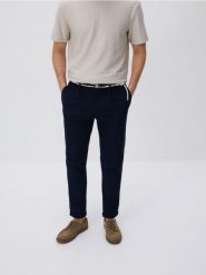 Spodnie slim fit z paskiem - granatowy. Niebieskie spodnie materiałowe męskie Reserved, l, bez wzorów, z bawełny. Za 139.99 zł.