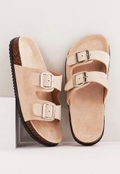 Beżowe Klapki Dorinore. Brązowe klapki damskie Renee, bez wzorów, bez obcasa, na płaskiej podeszwie. Za 54.99 zł.