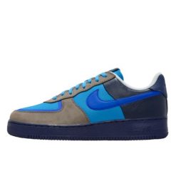 Buty do chodzenia dla dorosłych Air Force 1 Low SP Stash (2024). Niebieskie obuwie sportowe damskie Nike, bez wzorów, ze skóry, trekkingowe, Nike Air Force. Za 902.49 zł.