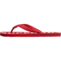 Japonki plażowe męskie Superdry Code Essential Flip Flop. Czerwone klapki męskie Superdry. W wyprzedaży za 100.00 zł.