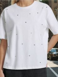 Koszulka z krótkim rękawem z metalowymi dżetami - biały. Białe t-shirty damskie Sinsay, l, bez wzorów, bez kołnierzyka. W wyprzedaży za 11.99 zł.