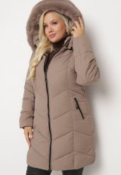 Ciemnobeżowa Kurtka Pikowana z Ozdobnymi Przeszyciami Ozdobiona Futerkiem Sarittia. Brązowe kurtki damskie Born2be, na zimę, xl, bez wzorów, bez kaptura. Za 259.99 zł.