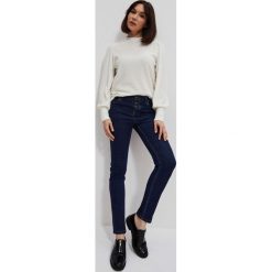 Jeansy push up zapinane na guziki granatowe. Niebieskie jeansy damskie MOODO. W wyprzedaży za 44.99 zł.