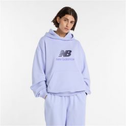 Bluza damska New Balance WT51501DYK – fioletowa. Fioletowe bluzy damskie New Balance, m, bez wzorów, z bawełny, bez kaptura. Za 409.99 zł.