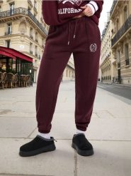 Spodnie jogger w stylu akademickim - czerwony. Czerwone spodnie materiałowe damskie Sinsay, l, bez wzorów. Za 39.99 zł.