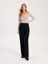 Dzianinowa bluzka - beżowy. Brązowe bluzki damskie Reserved, l, bez wzorów, z dzianiny, bez kołnierzyka, bez ramiączek. W wyprzedaży za 39.99 zł.