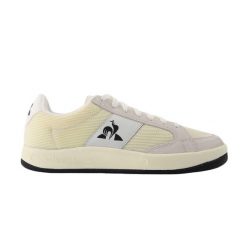 Sneakersy Le Coq Sportif Ashe Team. Białe obuwie sportowe damskie le coq sportif, bez wzorów. W wyprzedaży za 459.50 zł.