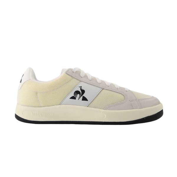 Sneakersy Le Coq Sportif Ashe Team. Białe obuwie sportowe damskie le coq sportif, bez wzorów. W wyprzedaży za 459.50 zł.