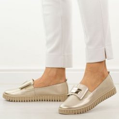 Złote skórzane Polskie półbuty damskie Deoni D057. Żółte półbuty damskie Deoni, na jesień, z aplikacjami, ze skóry, casualowe, z okrągłym noskiem, bez obcasa, na płaskiej podeszwie, bez zapięcia. Za 429.00 zł.