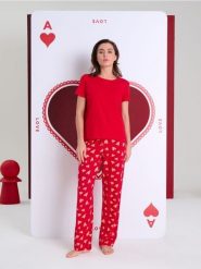 Bawełniana piżama dwuczęściowa z motywem serca - czerwony. Czerwone piżamy damskie Sinsay, l, bez wzorów, z bawełny, bez ramiączek. Za 29.99 zł.