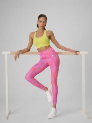 4F Legginsy treningowe szybkoschnące damskie - różowe S. Czerwone legginsy sportowe damskie 4f, s, bez wzorów, z materiału, z podwyższonym stanem, na fitness i siłownię. Za 149.99 zł.