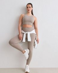 Damskie legginsy prążkowane, bezszwowe, wysoki stan, squat proof petite beżowe. Brązowe legginsy damskie Aim'n, m, bez wzorów, z dzianiny, z podwyższonym stanem, na fitness i siłownię. Za 254.00 zł.