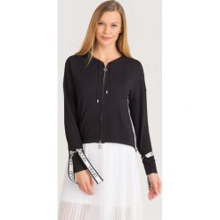 BLUZA Liu Jo Sport. Czarne bluzy damskie Liu Jo Sport, l, bez wzorów, z dzianiny, z kapturem. Za 468.30 zł.