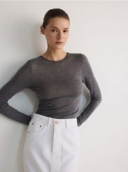 Wełniany sweter z jedwabiem - szary. Szare swetry damskie Reserved, l, bez wzorów, z wełny, bez kołnierzyka, bez ramiączek, bez kaptura. W wyprzedaży za 119.99 zł.