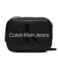 Torebka Calvin Klein Jeans. Czarne listonoszki damskie Calvin Klein Jeans, bez wzorów, z jeansu, bez dodatków. Za 199.99 zł.