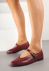 Bordowe Balerinki z Paskiem z Klamerką Zdobione Nitami Elldriva. Czerwone baleriny damskie Born2be, z aplikacjami, z jeansu, eleganckie, bez obcasa, na obcasie. Za 59.99 zł.