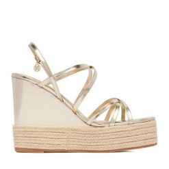 Sandały Nine West. Żółte sandały damskie Nine West, bez wzorów, bez obcasa, na koturnie, bez zapięcia. Za 229.99 zł.