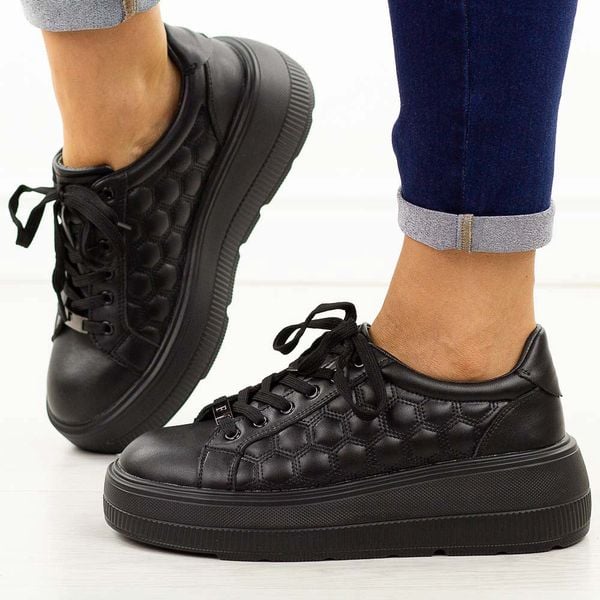 Czarne skórzane półbuty damskie Filippo Dp7285/25. Czarne obuwie sportowe damskie Filippo, na jesień, bez wzorów, z jeansu, klasyczne, z okrągłym noskiem, bez obcasa, na platformie, bez zapięcia. Za 259.00 zł.