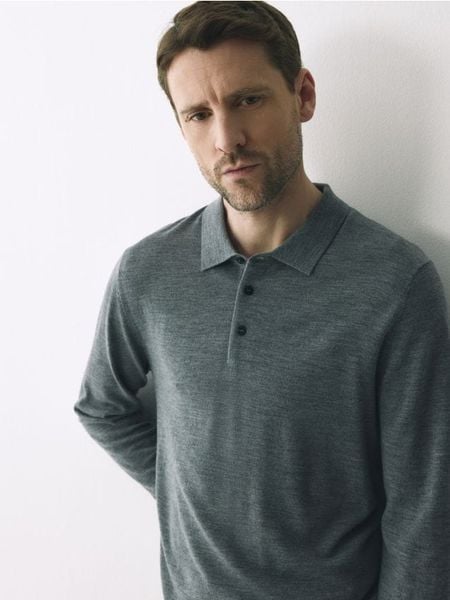 Wełniany sweter polo - ciemnoszary. Szare swetry przez głowę męskie Reserved, l, bez wzorów, z dzianiny, bez kołnierzyka. W wyprzedaży za 99.99 zł.