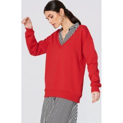 NA-KD Basic Bluza basic z dekoltem V - Red. Czerwone bluzy damskie NA-KD Basic. Za 100.95 zł.