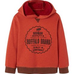 Bluza w kolorze czerwonym. Czerwone bluzy dla niemowląt Vertbaudet Boys, z aplikacjami, bez ramiączek, bez kaptura. W wyprzedaży za 49.95 zł.