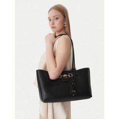 Torebka Guess. Czarne torebki do ręki damskie Guess, z aplikacjami, klasyczne, bez dodatków. Za 719.99 zł.