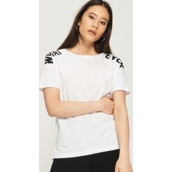 Koszulka z napisami - Biały. T-shirty damskie marki Sinsay. W wyprzedaży za 14.99 zł.