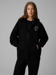 4F Bluza dresowa loose z kapturem damska - czarna S. Czarne kardigany damskie 4f, s, bez wzorów, z dresówki, bez kołnierzyka, bez ramiączek, z kapturem. Za 199.99 zł.