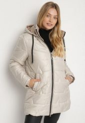 Beżowa Pikowana Kurtka o Prostym Kroju z Kapturem Nileria. Brązowe kurtki damskie Born2be, plus size, bez wzorów, z dzianiny, z kapturem. Za 189.99 zł.